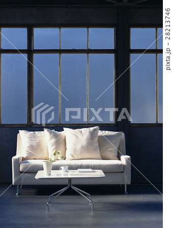 テーブルとソファー 28213746