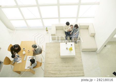 リビングで過ごす家族7人 28218016