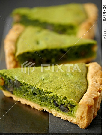 抹茶と小豆のタルト　カット画像　（縦位置） 28219304