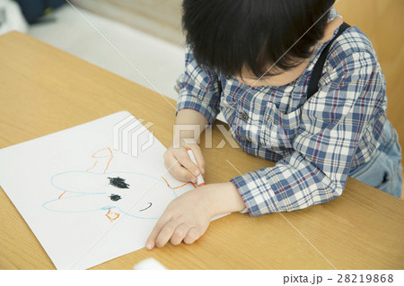 お絵描きする4歳男の子の写真素材