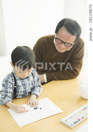 ダイニングで孫と過ごすおじいちゃん ダイニングで孫と過ごすおじいちゃん 28219870