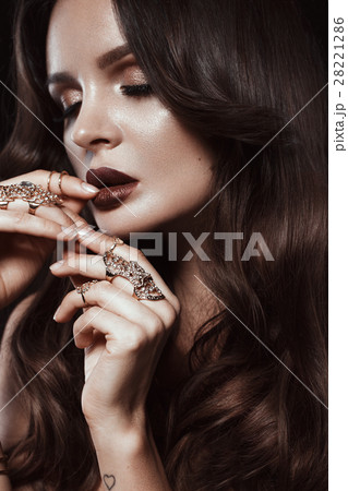 Beautiful woman with healthy skin, evening makeup Beautiful woman with healthy skin, evening makeup 28221286