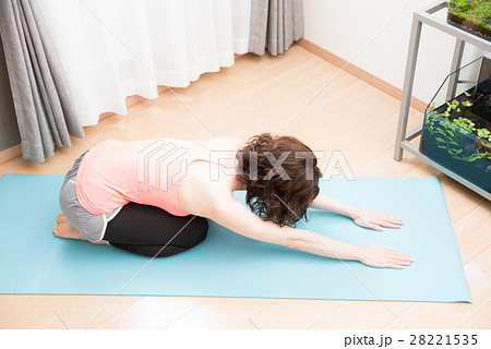 ヨガ　女性 28221535