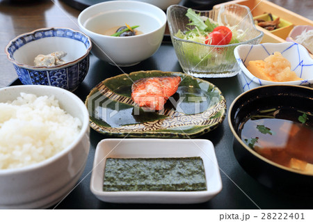 おいしい焼鮭の朝ご飯 28222401