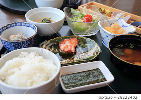 おいしい焼鮭の朝ご飯 28222402