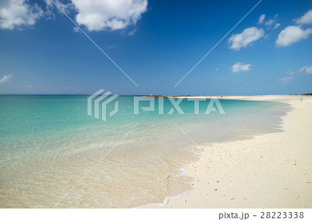 青空と海が綺麗な冬の休日 28223338