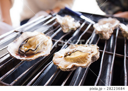 自分で焼いた大きな牡蠣 28223684