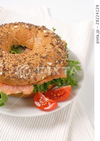 bagel sandwich with salmon 28224129
