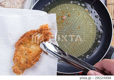 Chef keeping deep fried pork from pan 28224898