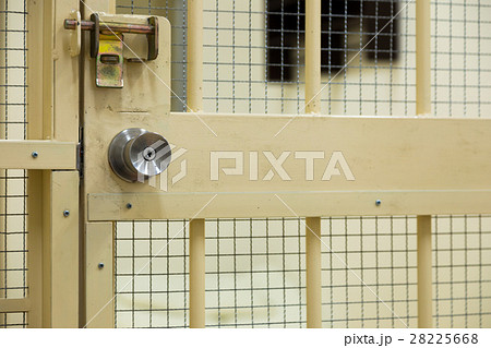 刑務所、留置所、犯罪、逮捕、保留、監獄、牢屋、拘束、犯人、牢獄、詐欺、捕まえる、警察、男性、日本人 28225668