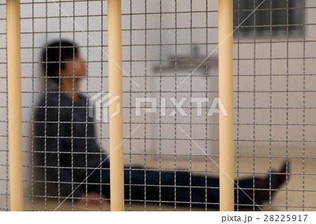 刑務所、留置所、犯罪、逮捕、保留、監獄、牢屋、拘束、犯人、牢獄、詐欺、捕まえる、警察、男性、日本人 28225917