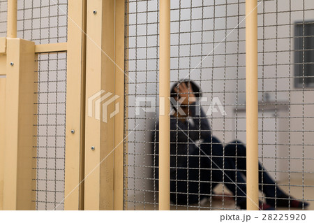 刑務所、留置所、犯罪、逮捕、保留、監獄、牢屋、拘束、犯人、牢獄、詐欺、捕まえる、警察、男性、日本人 28225920