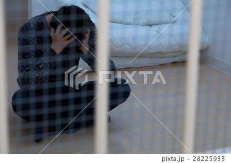 刑務所、留置所、犯罪、逮捕、保留、監獄、牢屋、拘束、犯人、牢獄、詐欺、捕まえる、警察、男性、日本人 刑務所、留置所、犯罪、逮捕、保留、監獄、牢屋、拘束、犯人、牢獄、詐欺、捕まえる、警察、男性、日本人 28225933