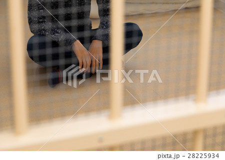 刑務所、留置所、犯罪、逮捕、保留、監獄、牢屋、拘束、犯人、牢獄、詐欺、捕まえる、警察、男性、日本人 刑務所、留置所、犯罪、逮捕、保留、監獄、牢屋、拘束、犯人、牢獄、詐欺、捕まえる、警察、男性、日本人 28225934