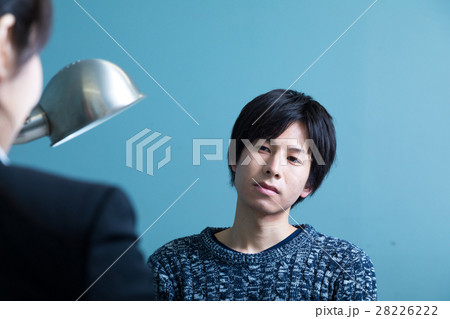 女性警察官　男性容疑者　取り調べ　取調室　 28226222