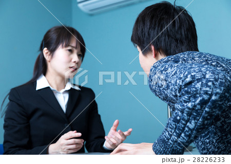女性警察官 男性容疑者 取り調べ 取調室 女性警察官 男性容疑者 取り調べ 取調室 28226233