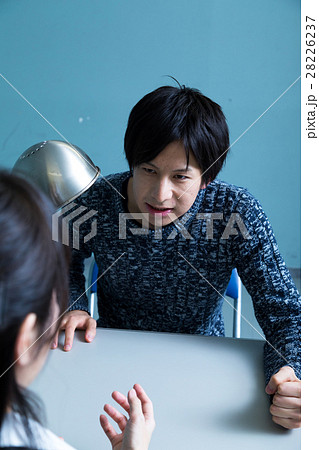 女性警察官 男性容疑者 取り調べ 取調室 女性警察官 男性容疑者 取り調べ 取調室 28226237