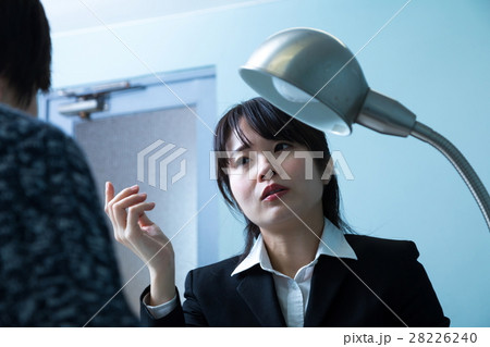 女性警察官　男性容疑者　取り調べ　取調室　 28226240