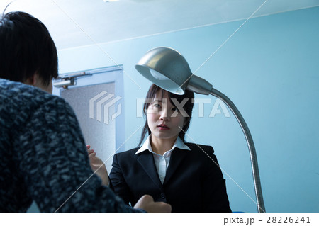 女性警察官 男性容疑者 取り調べ 取調室 女性警察官 男性容疑者 取り調べ 取調室 28226241