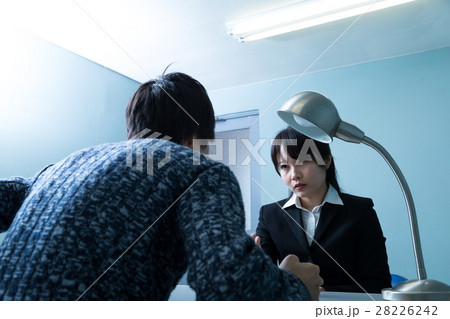 女性警察官 男性容疑者 取り調べ 取調室 女性警察官 男性容疑者 取り調べ 取調室 28226242