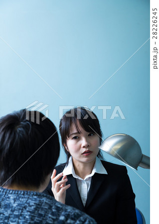 女性警察官　男性容疑者　取り調べ　取調室　 28226245
