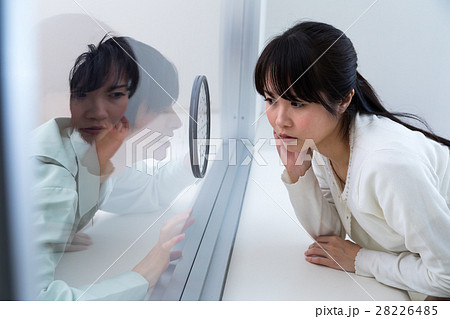 面会　面会室　男性　女性　彼氏彼女　刑務所、留置所、犯罪、逮捕、保留、監獄 28226485