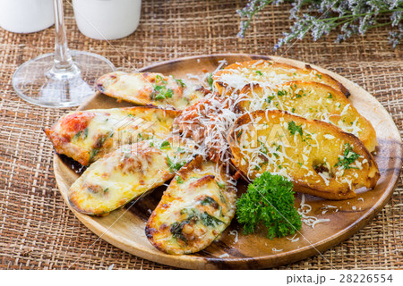 Mussels baked with cheese and garlic  28226554