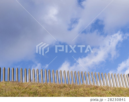 並ぶ石柱と空（横フラット） 28230841