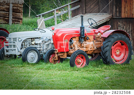 Vintage tractor by barn 28232508