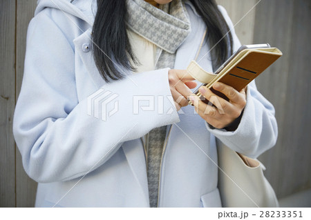 女性　スマホ 28233351