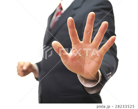 ストップのジェスチャーをするスーツ姿の男性 28233525