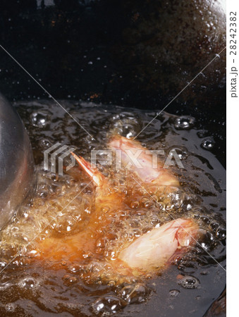 エビを揚げる 28242382