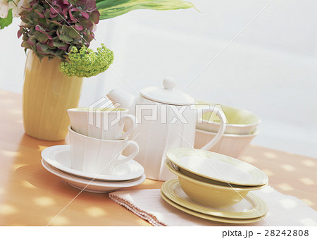食器とコーヒーカップ 28242808