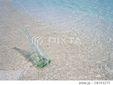 波打ち際の瓶 28243275