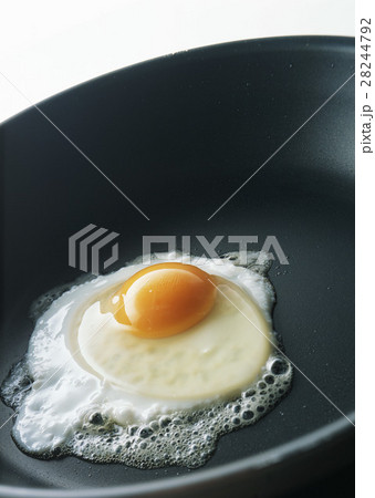 目玉焼き 28244792