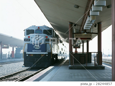 電車とプラットホーム 28244857