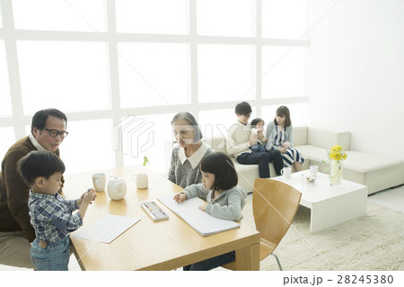 リビングで過ごす家族7人 28245380