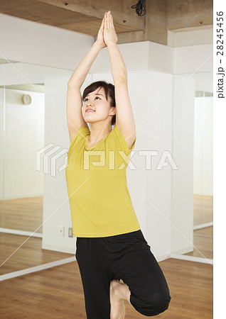ヨガ 28245456