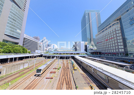 新宿駅南口 列車 線路の写真素材