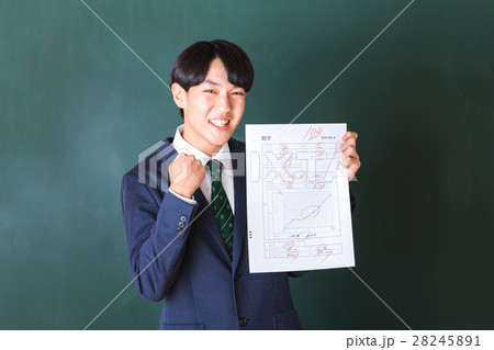 100点満点の答案を見せる生徒 28245891
