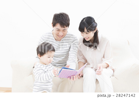 若い家族 家族写真 三人 読み聞かせ 若い家族 家族写真 三人 読み聞かせ 28247142