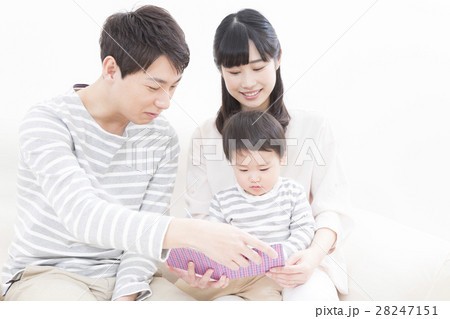 若い家族　家族写真　三人　読み聞かせ　 28247151