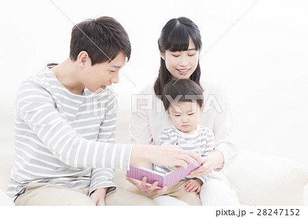 若い家族 家族写真 三人 読み聞かせ 若い家族 家族写真 三人 読み聞かせ 28247152