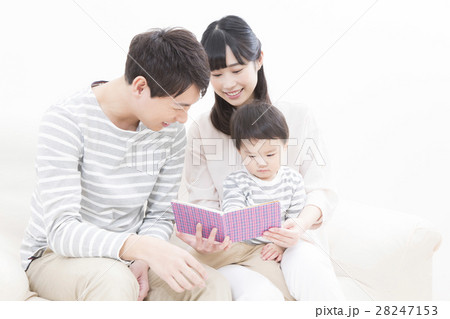 若い家族 家族写真 三人 読み聞かせ 若い家族 家族写真 三人 読み聞かせ 28247153
