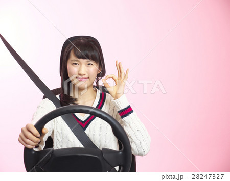 OKサインをする女性ドライバー OKサインをする女性ドライバー 28247327