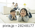 リビングで過ごす親子5人 28248177