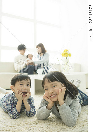 リビングで過ごす親子5人 リビングで過ごす親子5人 28248178