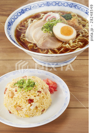 醤油ラーメンと焼きめしのセット 28248549
