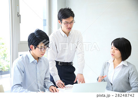 企画会議中の男女 28248742
