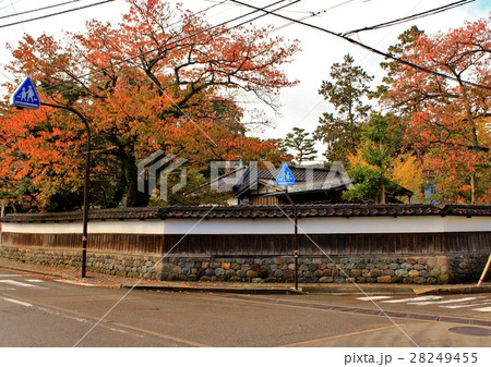 紅葉と旧家 28249455